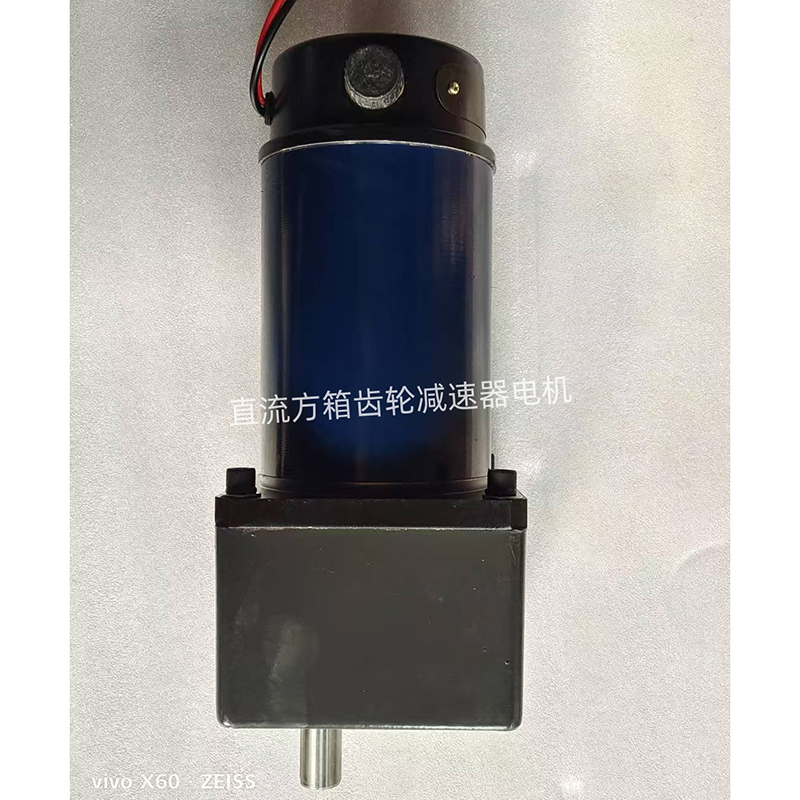 Двигатель постоянного тока с квадратным редуктором