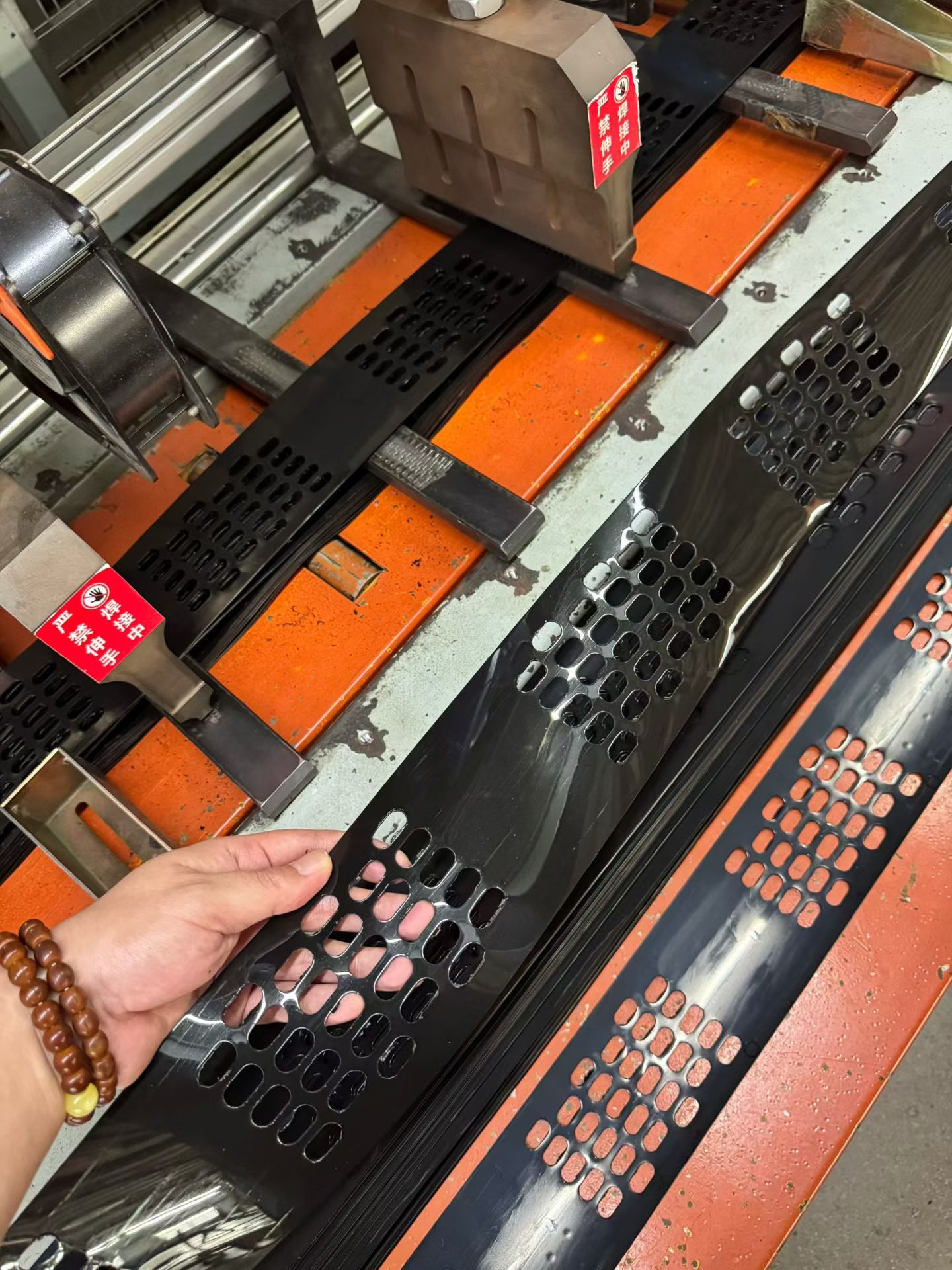 Повседневная работа цеха по производству геосотов.