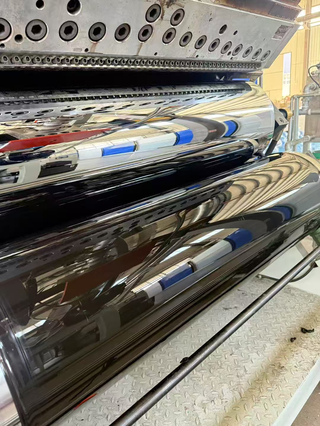 Идет производство геомембраны.