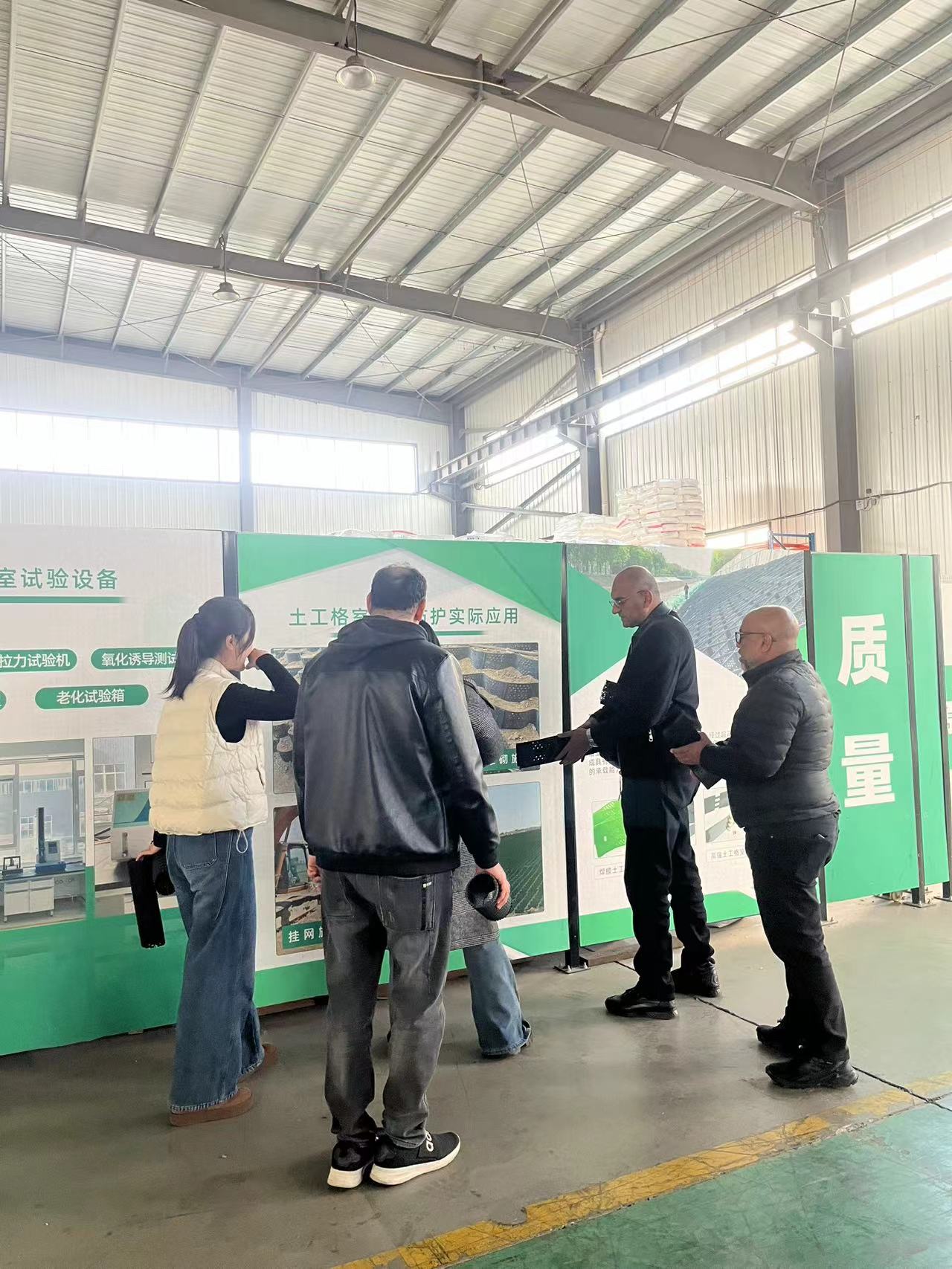 Египетские клиенты посетили компанию Shandong Heshenghong New Materials Co., Ltd. для инспекции и подписали контракт на месте, высоко оценив сотрудничество!