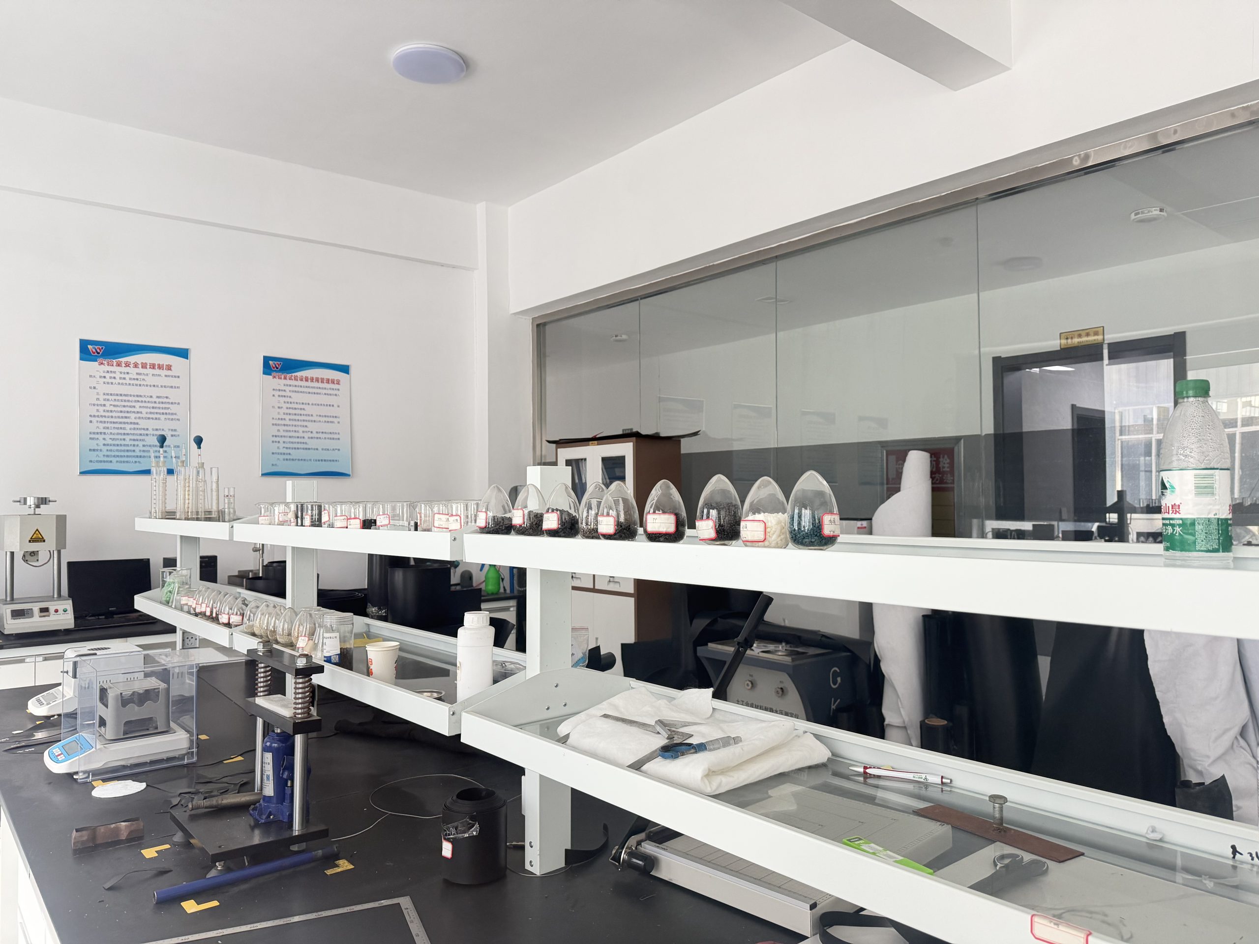 Компания по производству новых материалов «Хэшенхун» провинции Шаньдун закладывает прочный фундамент качества благодаря точному тестированию