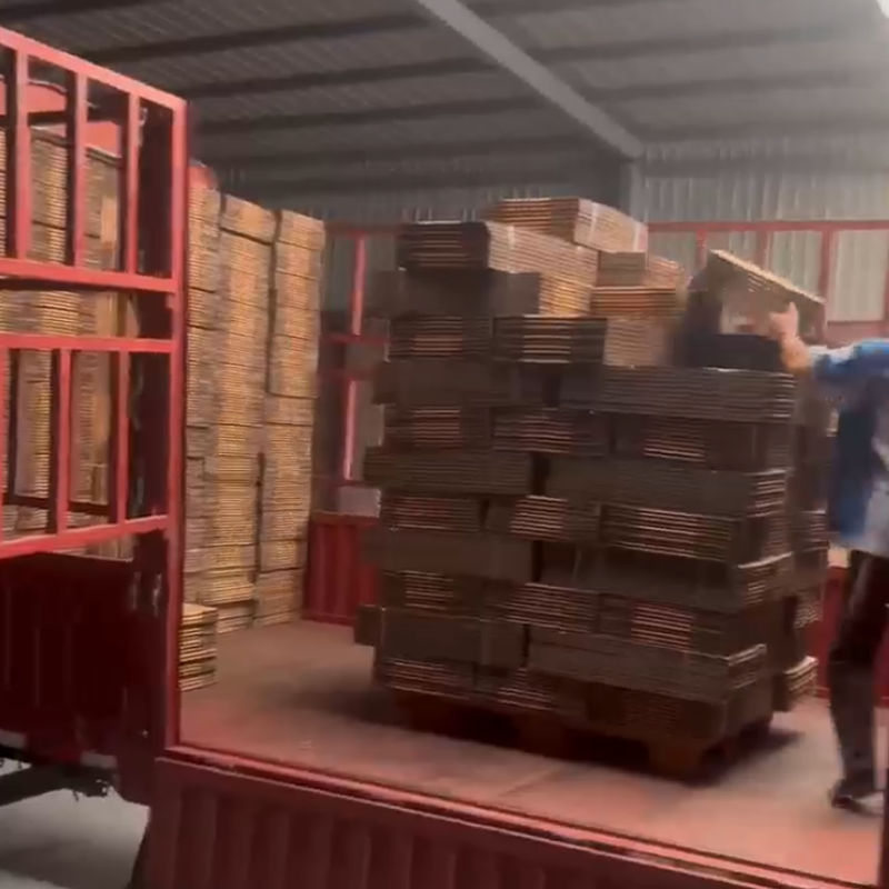 Компания Hebei Yongfa Packaging Products Co., Ltd. эффективно выполняет контракты: точно доставляет в среднем 100 заказов в день, поддерживая производство клиентов.