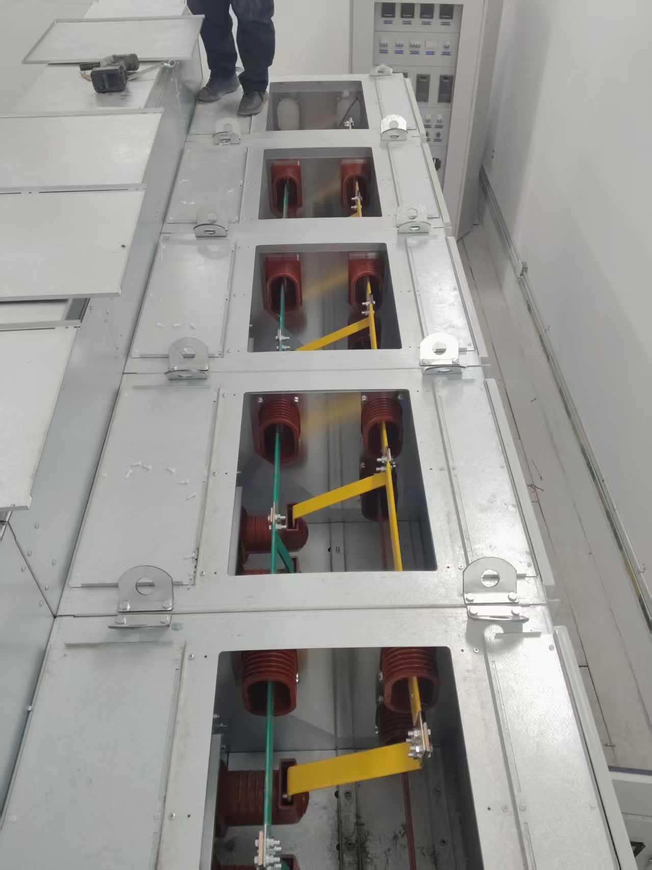 Предварительно завершена установка новой распределительной комнаты проекта