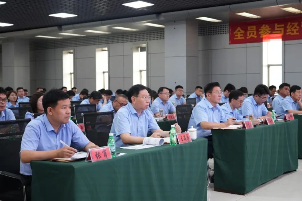 Lv Jie, Vice Dean of the School of Mechanical Engineering, University of Jinan, Wang Ruiguo, General Manager of Shandong Kaitai, and senior corporate executives including Deputy General Managers Yin Jianguo and Wu Chengmin attended the meeting. Liu Chunbo, Deputy General Manager, presided over the meeting, and Zhang Xiao, Deputy General Manager, delivered a summary report on innovation work.
