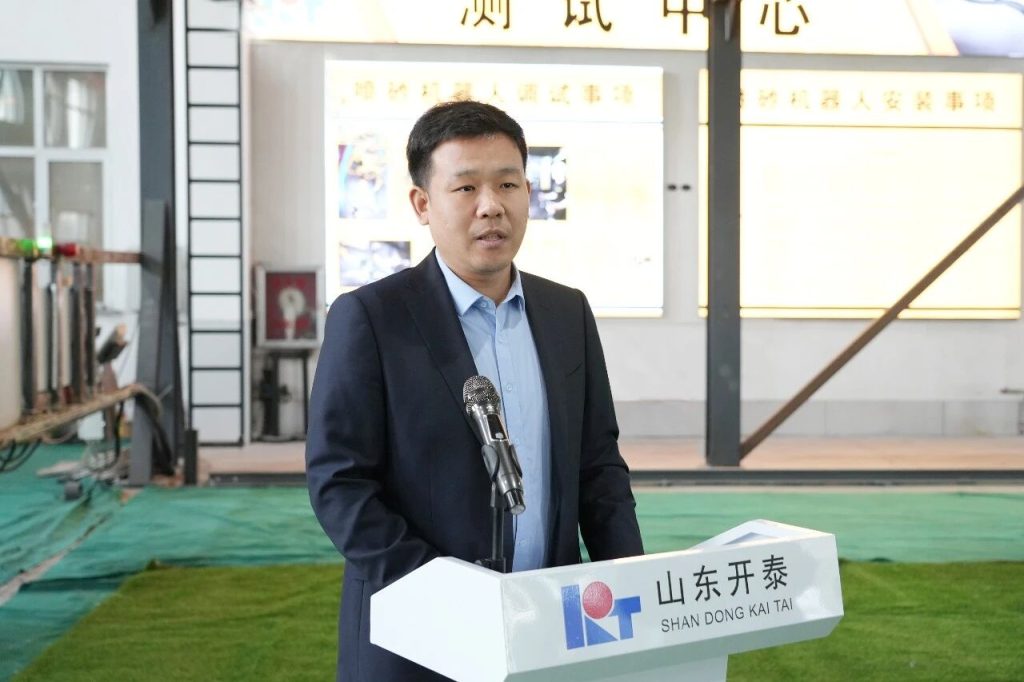 Чжан Сяо выступает с речью