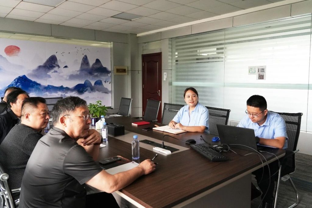 Сотрудничать с техническими инженерами для решения производственных трудностей клиентов