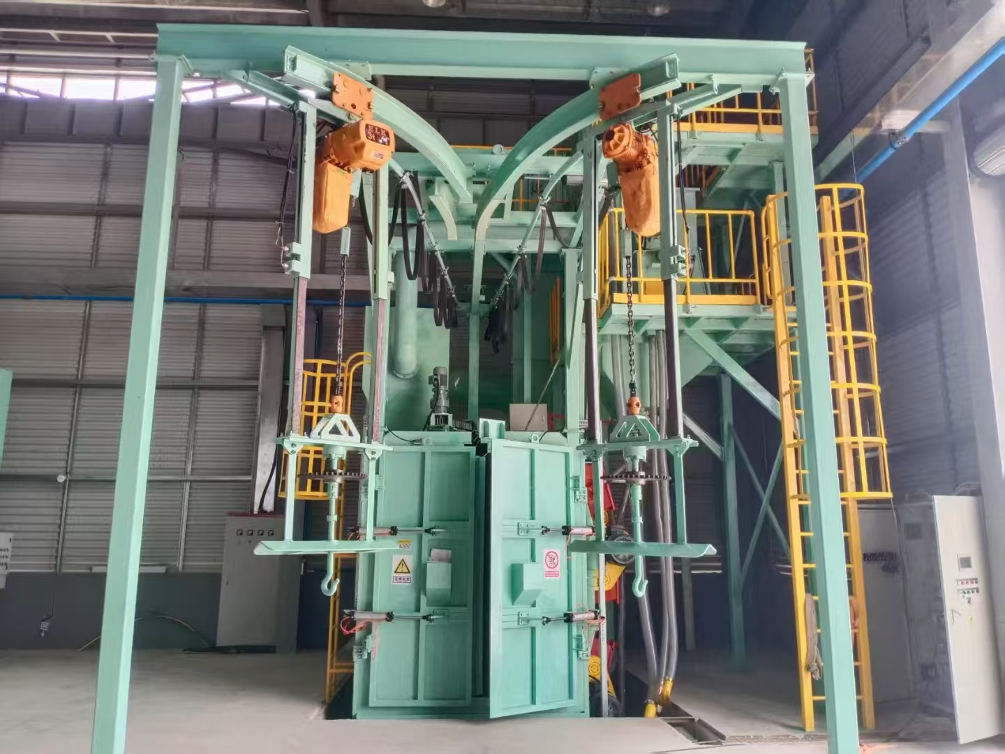 Стальная дробь как кисть, железный остов как холст: Метод прецизионной очистки на подвесных дробеструйных машинах Кайтай