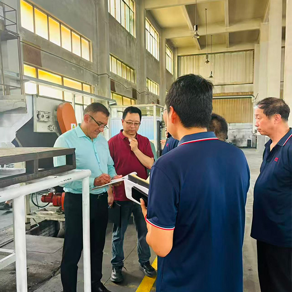Компания Ningbo Zhonghong Bearing Group тепло приветствует визит американских клиентов, способствуя углублению международного сотрудничества и совместному расширению мирового рынка.