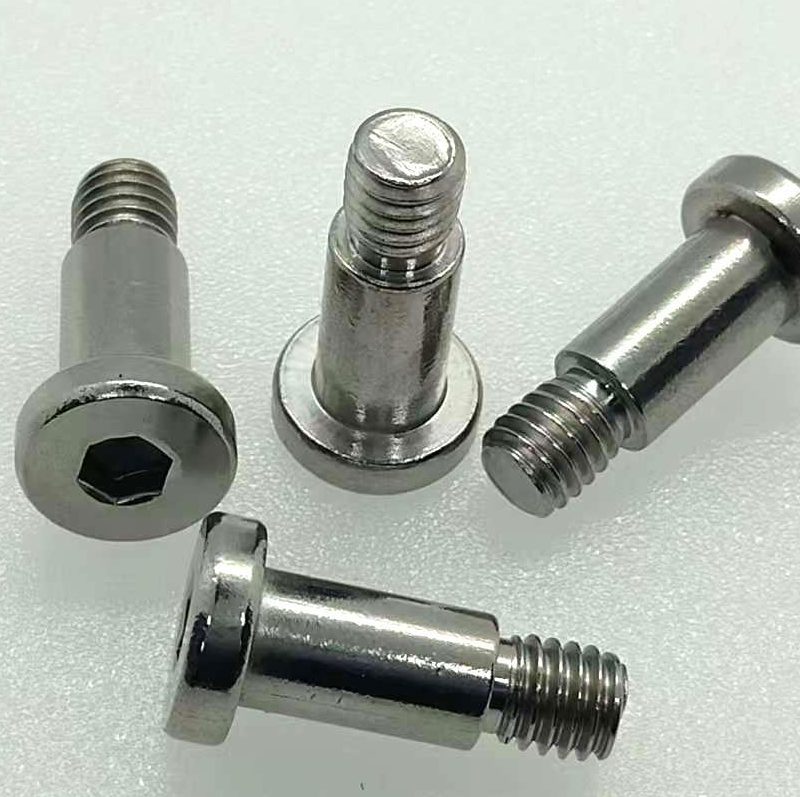 На изображении представлен шестигранный внутренний винт с цилиндрической головкой — распространенный тип крепежного изделия.