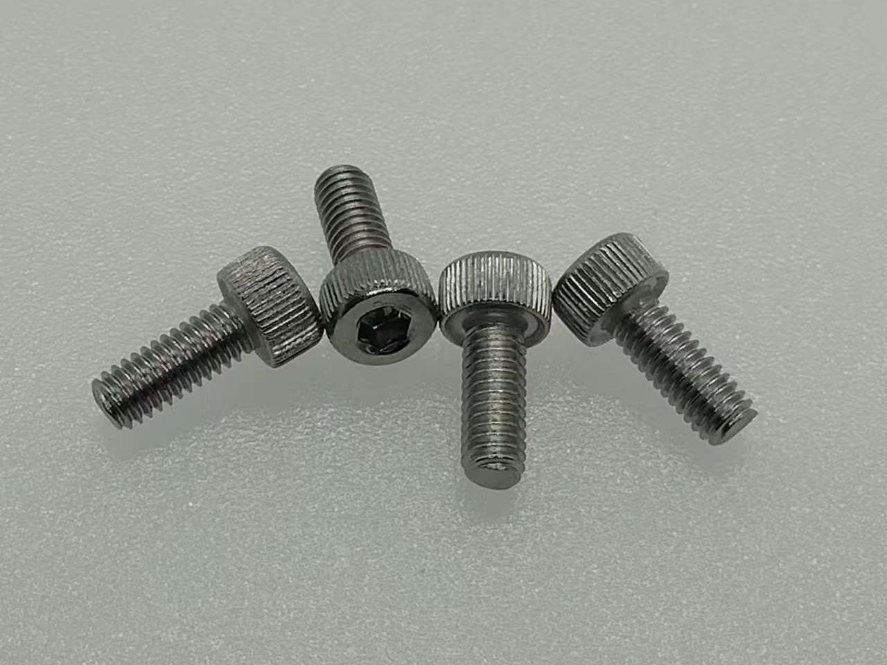 На изображении представлен шестигранный внутренний винт с цилиндрической головкой — распространенный тип крепежного изделия.