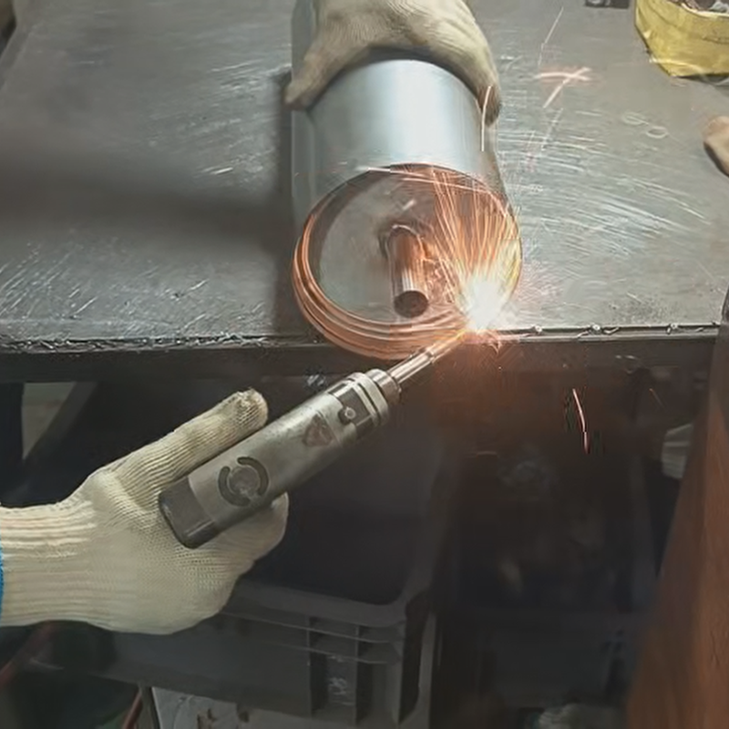 Ручная сварка цилиндра лазерного сварочного аппарата мощностью 1500 Вт