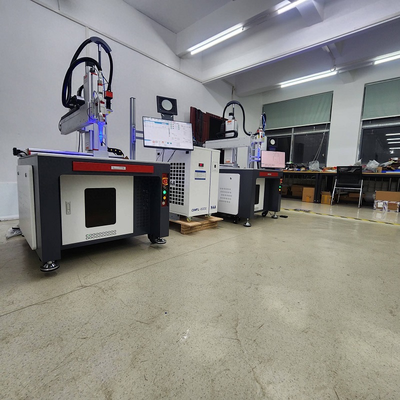 Первый интеллектуальный многоосевой широкоформатный лазерный сварочный аппарат экспортируется в Украину!Помогите модернизировать индустрию ремонта аккумуляторных батарей