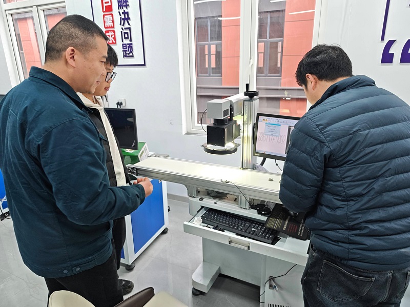 В первый момент интеллектуальное зрение становится ярким, лазерная маркировочная машина наносит маркировку за 12 секунд, и клиент остается полностью удовлетворенным!