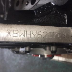 Применение Машина для маркировки при отслаивании краски от пластиковых деталей Обладая преимуществами высокой точности, высокой эффективности и бесконтактной обработки, Машина для маркировки широко используются в области отслаивания краски от пластиковых деталей. Технология использует высокоэнергетический лазер для выборочного удаления пленки краски с поверхности для получения четкой и долговечной маркировки. Она подходит для электронных изделий, автомобильных деталей и промышленных этикеток. В процессе отслаивания пластиковых деталей 1064-нм лазер, излучаемый Серия пневматических игольчатых маркировочных машин, поглощается слоем краски и мгновенно испаряется или обугливается, в то время как пластиковая подложка не повреждается из-за характеристик теплопроводности или отражения. Этот процесс особенно подходит для нанесения тонкой маркировки, такой как логотип на корпусе мобильного телефона и серийный номер салона автомобиля. Он более экологичен и износостойок, чем традиционная печать или нанесение краски химическим способом.
