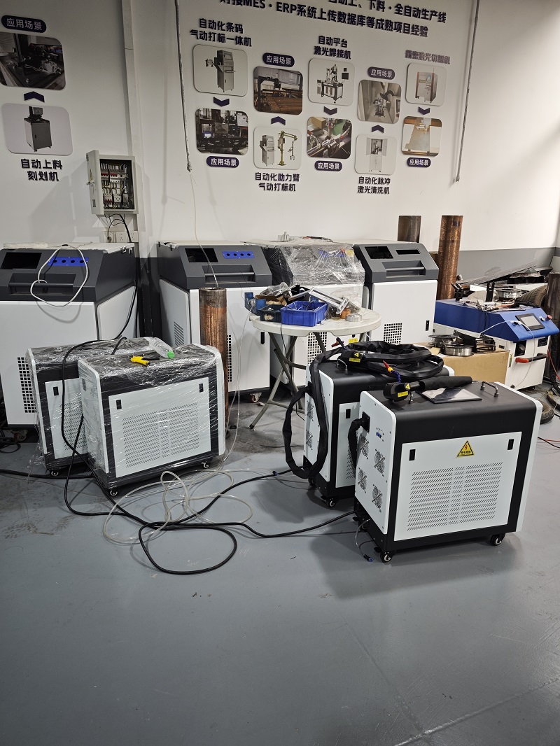 Chongqing Chuke Intelligent Machinery & Equipment Co., Ltd. После успеха на Кантонской ярмарке поставляет компактные лазерные очистительные машины Четырем международным заказчикам