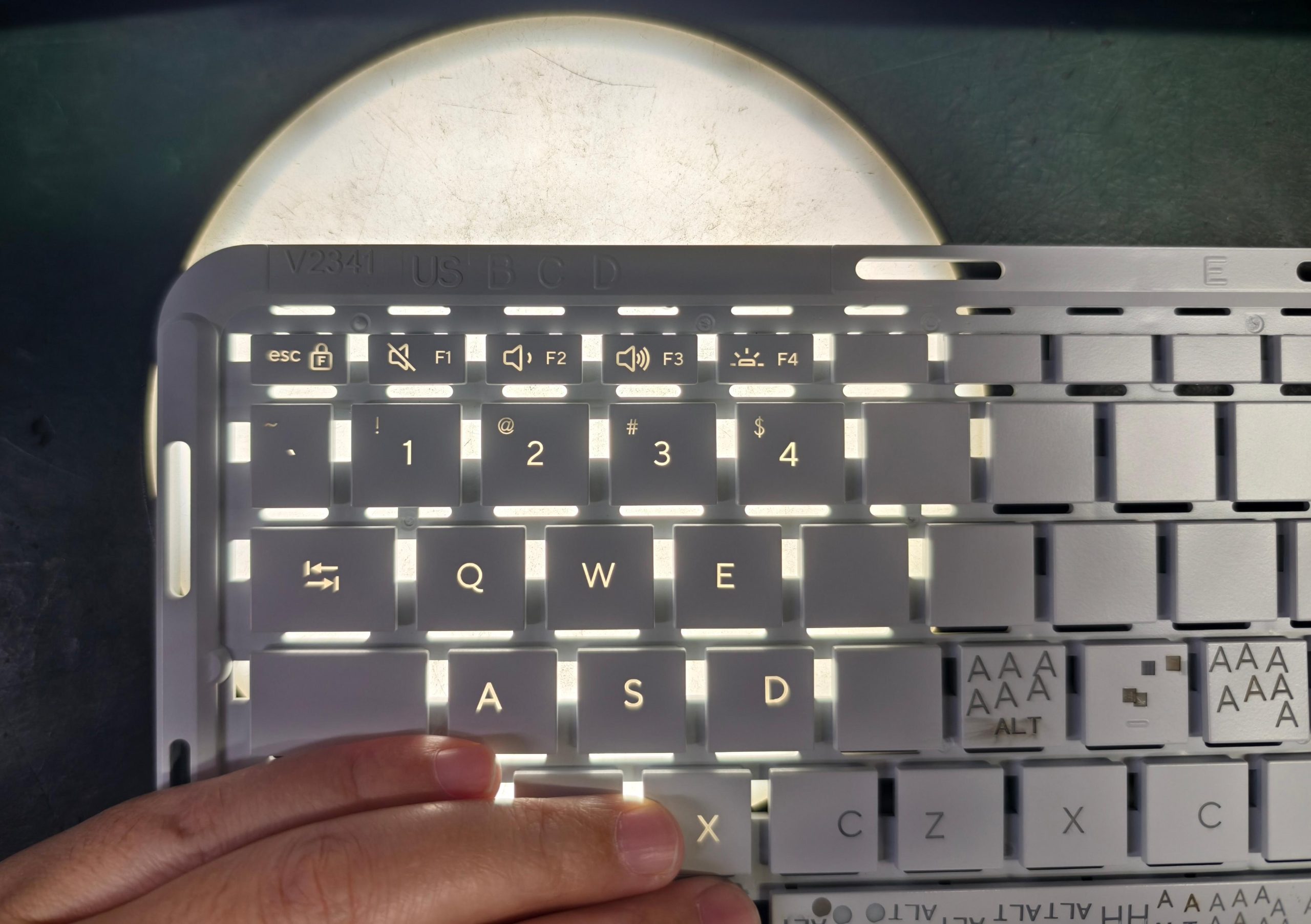 Поддержка Модернизации Производства Sunrex В Чунцине: Волоконно-Лазерная Маркировочная Машина MOPA Обеспечивает Точное Травление Клавиш С Пропусканием Света.