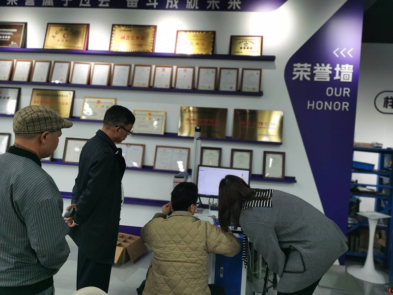 Клиенты знакомятся с первыми интеллектуальными образцами на месте, и волоконно-лазерный станок для глубокой гравировки поражает их снова и снова!