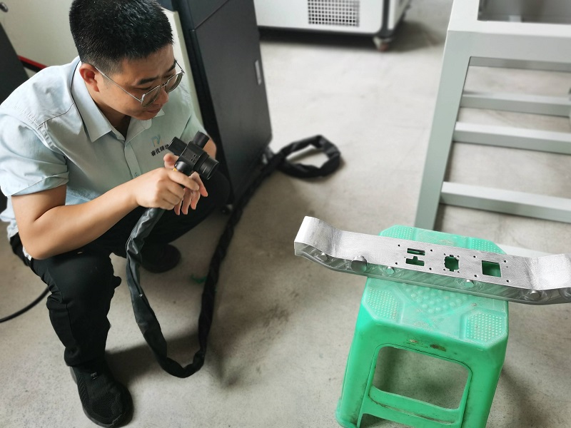 Первая интеллектуальная технология импульсной лазерной очистки решает проблему очистки аккумуляторного отсека в новых энергетических автомобилях