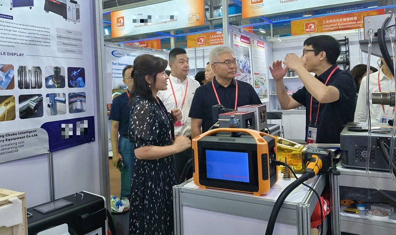 В начале 138-й Кантонской ярмарки стенд smart пользовался огромной популярностью, и руководители района Бэйбэй руководили его развитием на месте