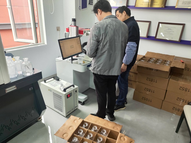 Лазерная маркировка показывает энергию!Первые интеллектуальные разработки помогают заказчикам решить проблему прецизионной обработки флаконов для элитных духов!