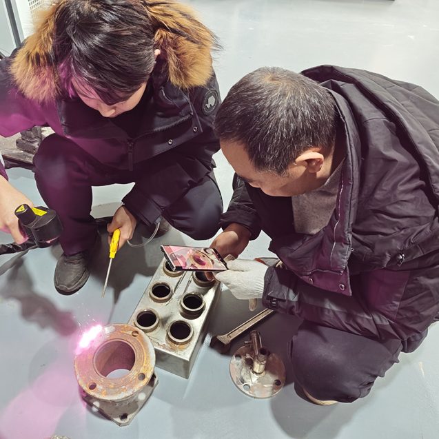 Клиенты пришли протестировать импульсную очистку для удаления ржавчины и крепежных деталей.