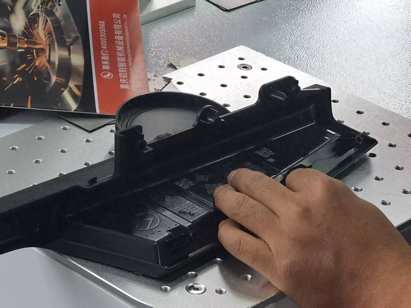 Интеллектуальная ультрафиолетовая лазерная маркировочная машина first-cut помогает улучшить отслеживаемость автозапчастей, а образцы, полученные на месте, получают высокую оценку!