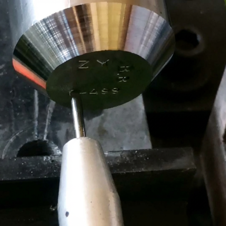 Клиенты используют приобретенные маркировочные головки для достижения полностью автоматизированной маркировки с помощью конвейерных механизмов и управления движением своих производственных линий.