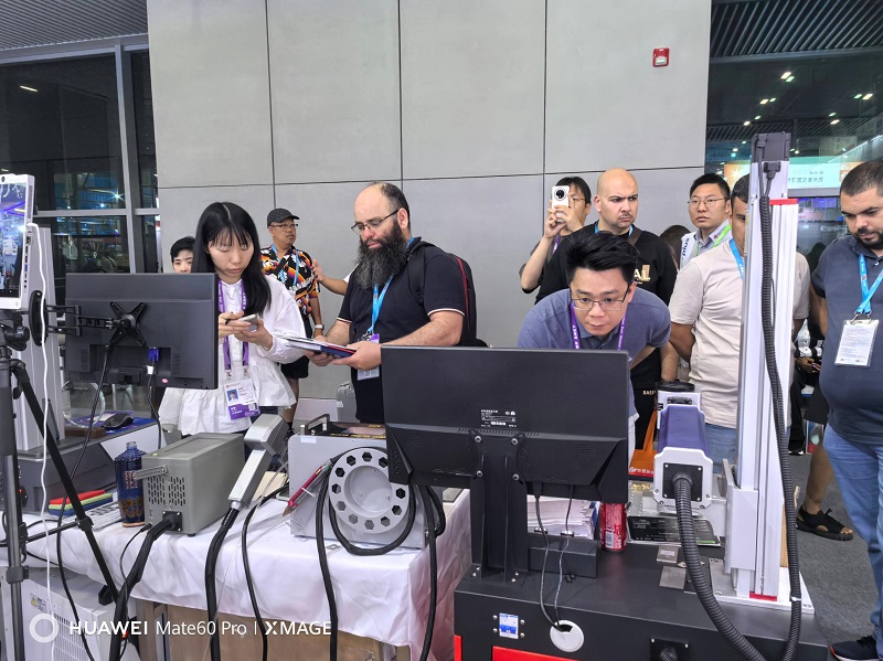 Третий день Кантонской ярмарки!В самом начале популярность “умных” киосков стремительно росла, и наблюдался всплеск консультаций на месте и заказов от продавцов