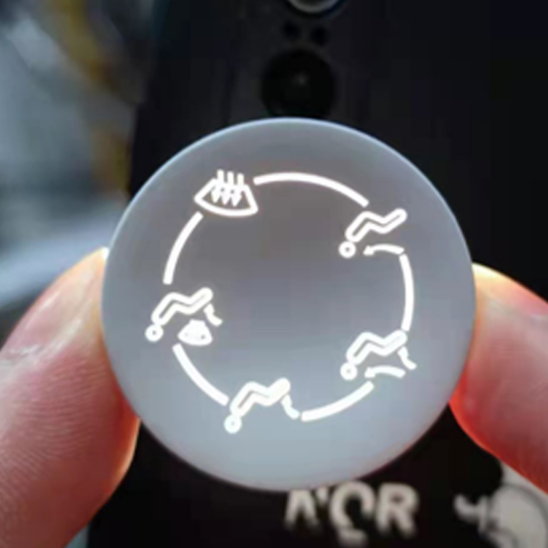 Сравнение лазерного удаления краски для улучшения светопропускания и процесса формования двумя способами