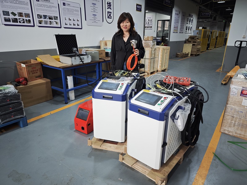 Chongqing Chuke Intelligent Machinery & Equipment Co., Ltd. Поставляет два портативных лазерных сварочных аппарата мощностью 3000 Вт производителю выхлопных труб для мотоциклов