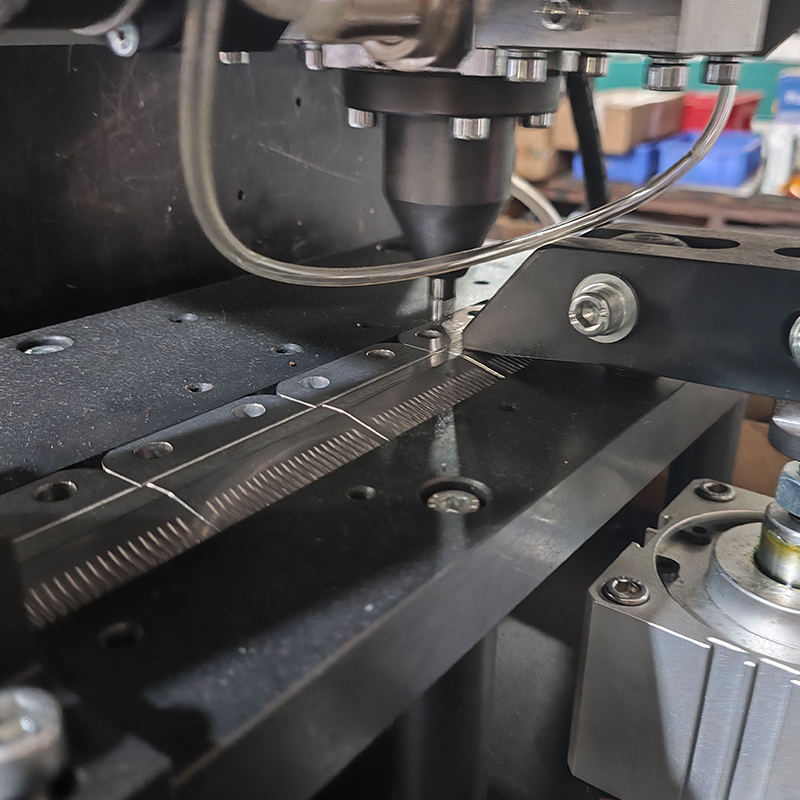 Машина для скрайбирования с автоматической загрузкой направляющих гребенок и бритвенных лезвий