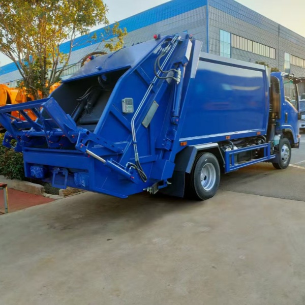 Компактный мусоровоз Isuzu