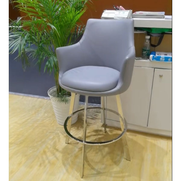 Запуск нового продукта | Минималистичные высокие барные стулья из итальянской кожи, переосмысливающие эстетику легкой роскоши и отдыха