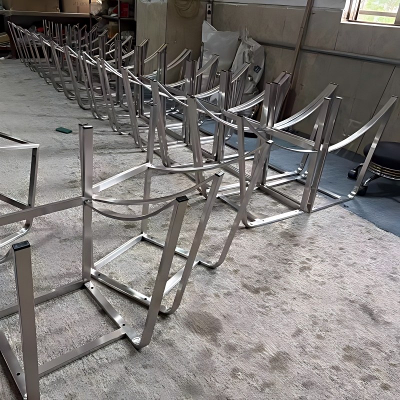 Каркасы стульев из нержавеющей стали VV-FURNITURE запущены в серийное производство и поставляются клиентам, что укрепляет основу качества мебели благодаря передовым технологиям изготовления.