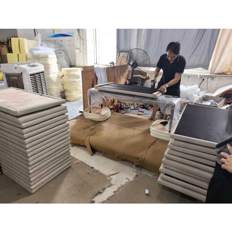 В мастерской VV Furniture кипит работа: здесь прилагают все усилия, чтобы обеспечить доставку заказов точно в срок.