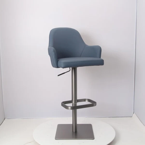 Кожаное барное кресло VV‑FURNITURE с матовым металлическим основанием создает элегантное пространство для отдыха.