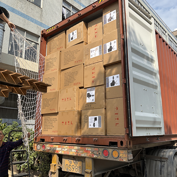 VV-FURNITURE Крупные заказы на мебель загружаются и отгружаются; эффективная комплектация обеспечивает доставку клиентам по всему миру.