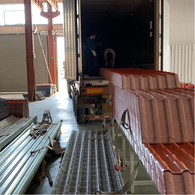 Компания «Гуйчжоу Гуанжичжи» экспортирует кровельную черепицу из синтетической смолы в Саудовскую Аравию.