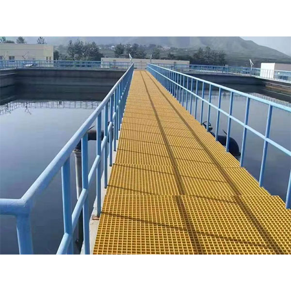 Почему стеклопластиковая решетка стала идеальной заменой традиционной металлической или деревянной решетки в химической, муниципальной, энергетической и других отраслях