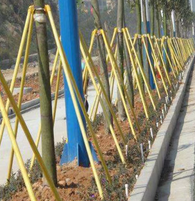 Рисунок 2 Стеклопластиковая композитная арматура в качестве подпорки для деревьев