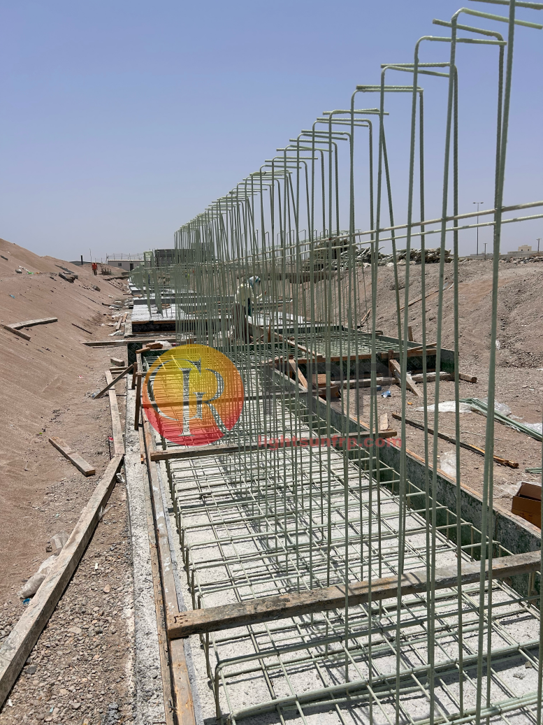 Строительство волноломной стены морской дамбы в Омане (Ближний Восток), реальные съемки