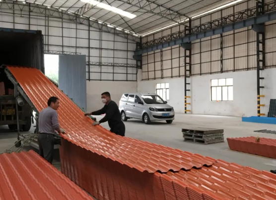 Началась погрузка резиновых плиток