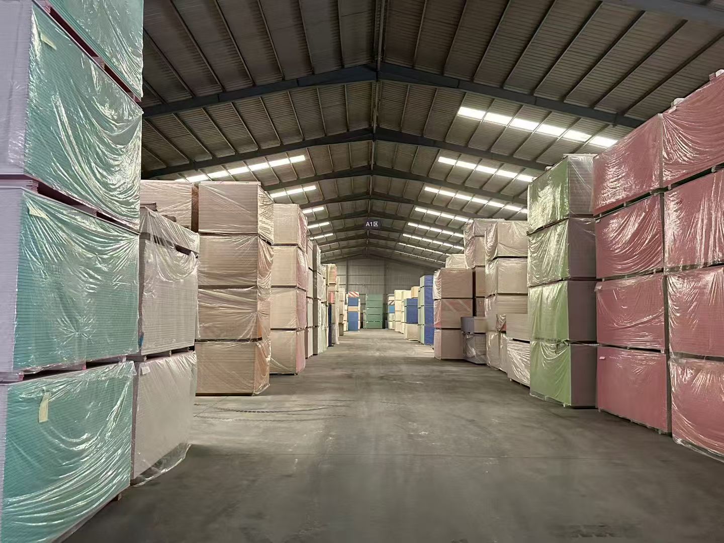 Ланьчжоу Цзиньтайлун активно выходит на внешние рынки! Партия высококачественных гипсокартонных плит массово отправлена на Кубу, захватывая «голубой океан» зеленых строительных материалов в Латинской Америке