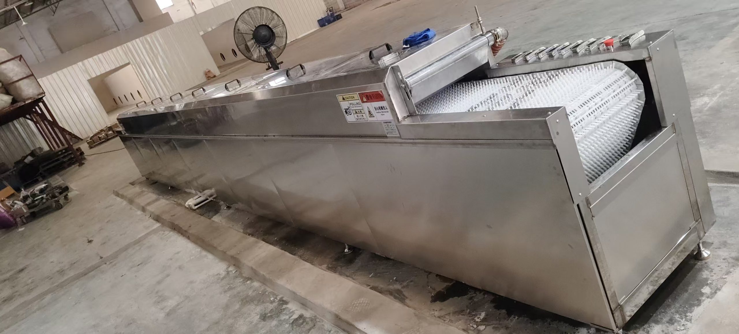 Линия очистки с сетчатым ленточным конвейером для мойки больших объемов ручек и захватов из нержавеющей стали; моечная машина с четырьмя резервуарами.