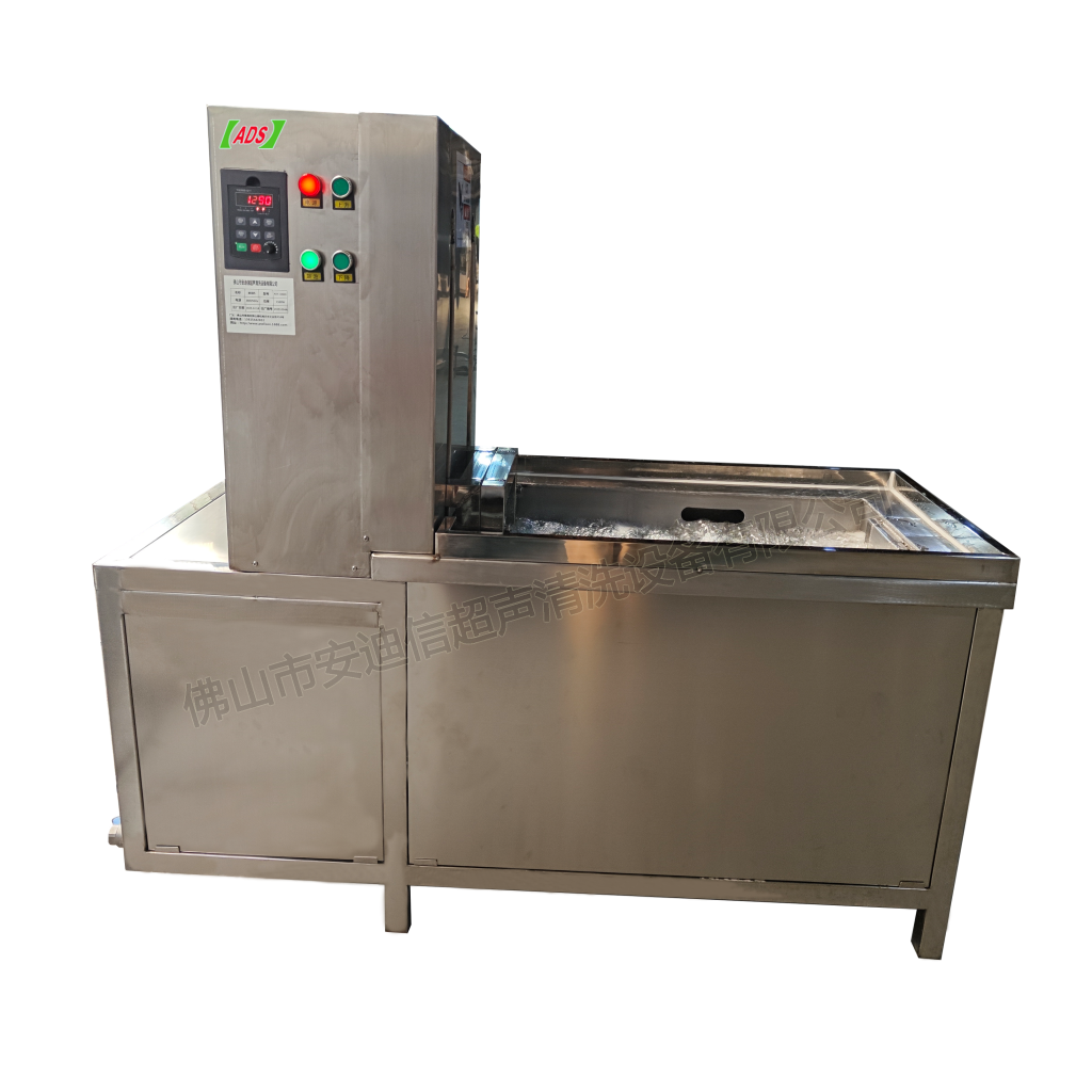 Эта чистящая машина оснащена пневматическим под...