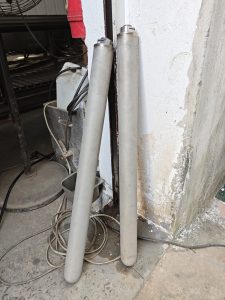 Фильтрующий элемент из титанового стержня готовится к ультразвуковой очистке