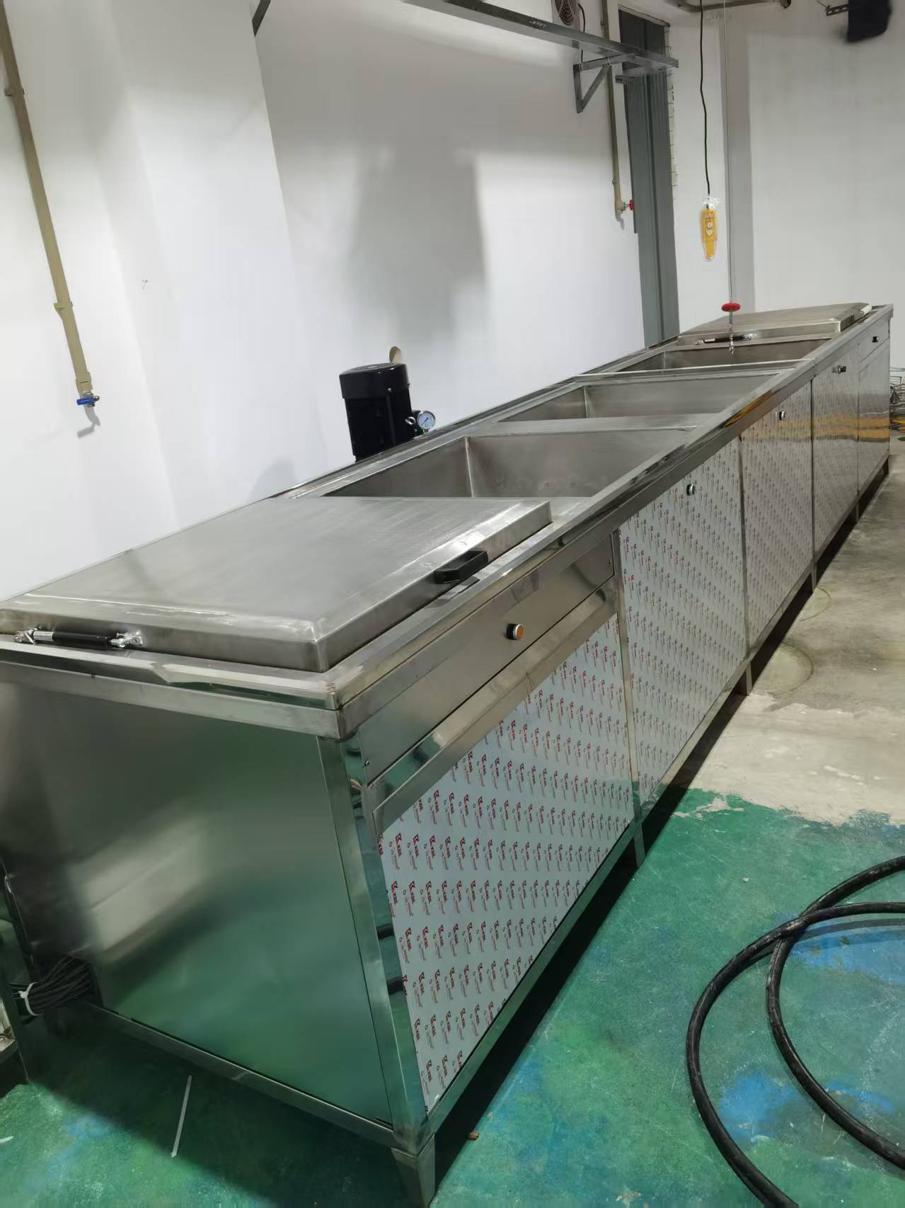 Ультразвуковая очистка – удаление ржавчины и очистка угловых элементов и дверных панелей из нержавеющей стали. Высокоэффективная очистка без царапин. 20 лет опыта в сфере промышленной очистки.