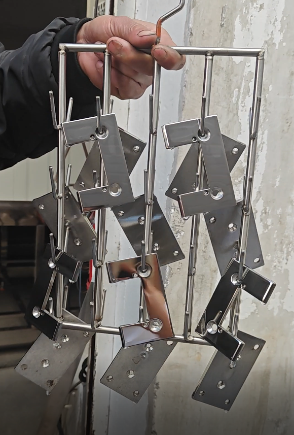 Ультразвуковая очистка – удаление ржавчины и очистка угловых элементов и дверных панелей из нержавеющей стали. Высокоэффективная очистка без царапин. 20 лет опыта в сфере промышленной очистки.