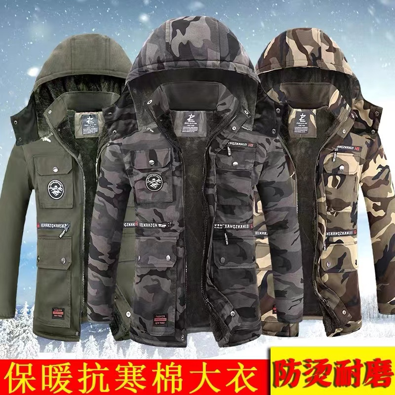 Чтобы оставаться в тепле зимой, важно носить правильную пуховую куртку; эта камуфляжная пуховая куртка действительно не пропускает ветер.