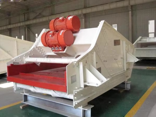Линейный вибрационный грохот для обогащения полезных ископаемых с двигателем мощностью 30 кВт с высокой производительностью 60-350 т/ч, производительностью 2-3 слоя